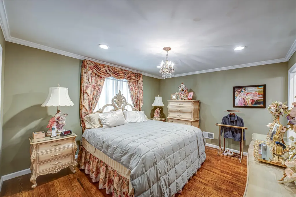 76 Burlington Boulevard Smithtown NY 11787