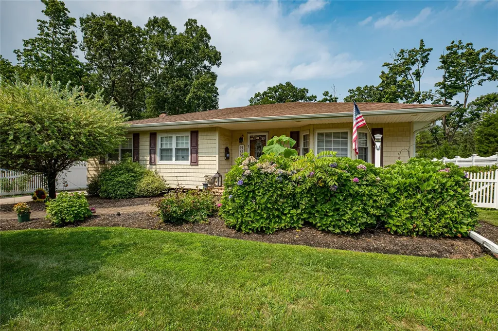 76 Burlington Boulevard Smithtown NY 11787