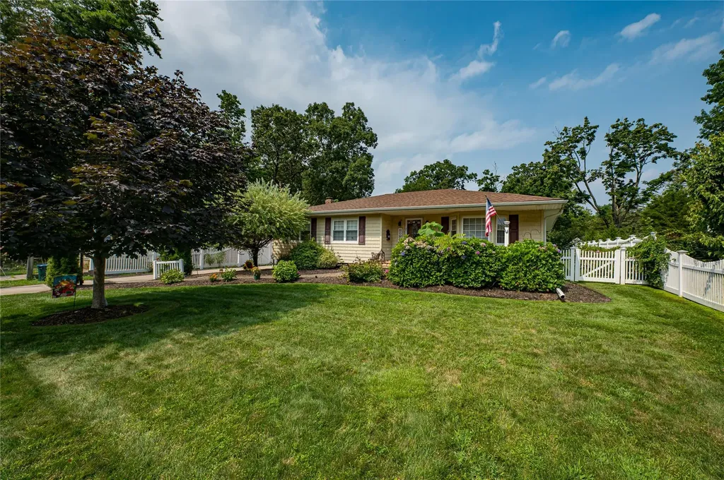 76 Burlington Boulevard Smithtown NY 11787
