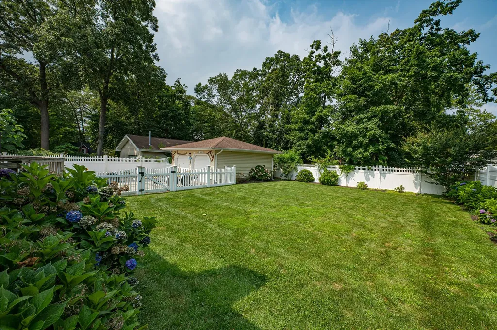 76 Burlington Boulevard Smithtown NY 11787