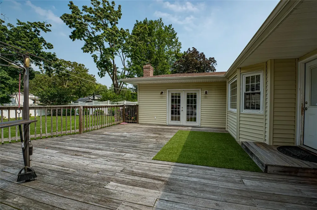 76 Burlington Boulevard Smithtown NY 11787