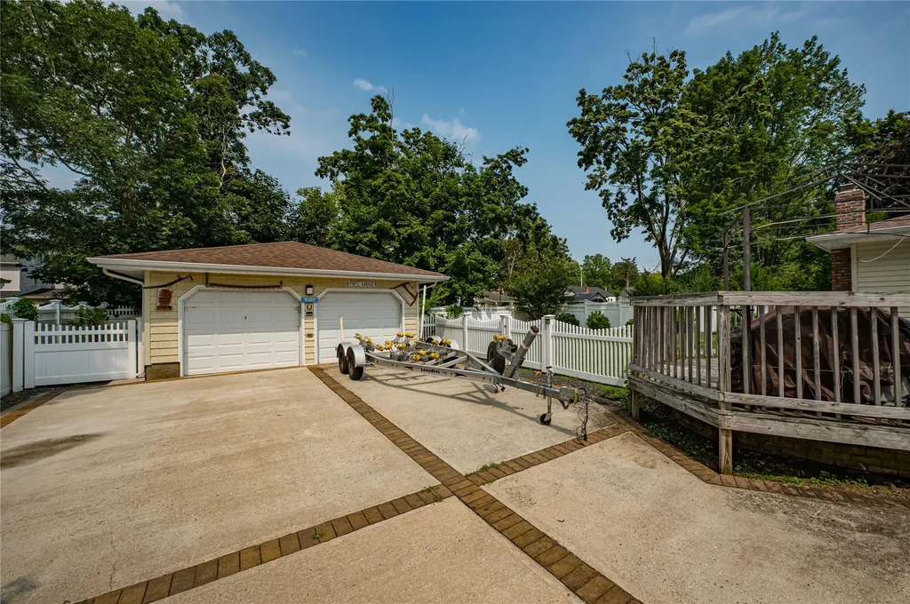 76 Burlington Boulevard Smithtown NY 11787