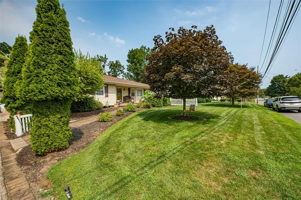 76 Burlington Boulevard Smithtown NY 11787