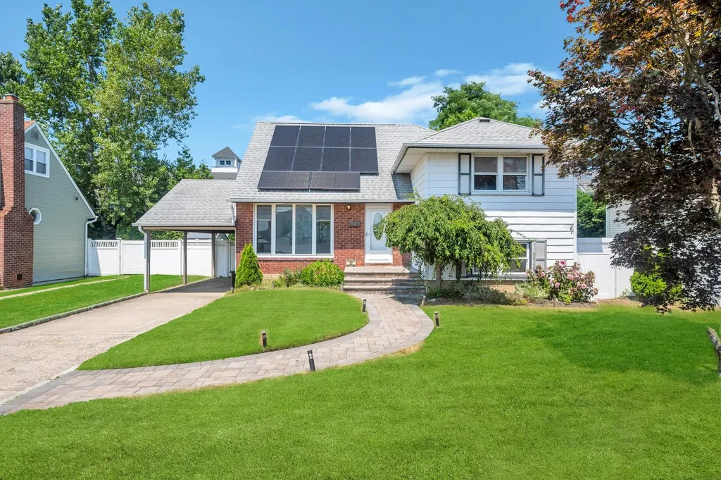 22 Manor Lane Copiague NY 11726