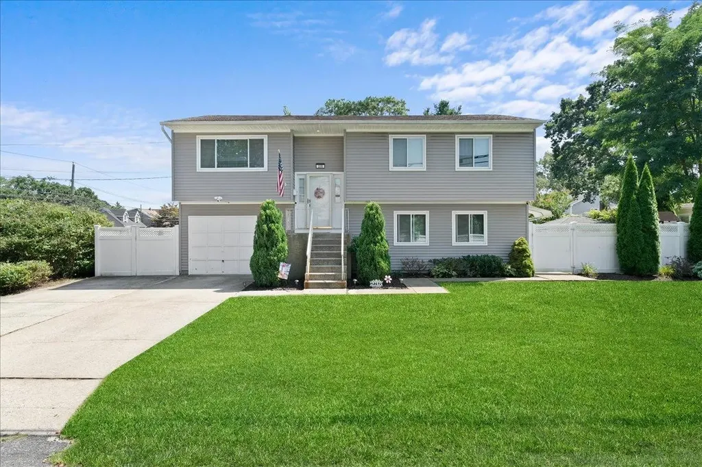 235 Mccall Avenue West Islip NY 11795