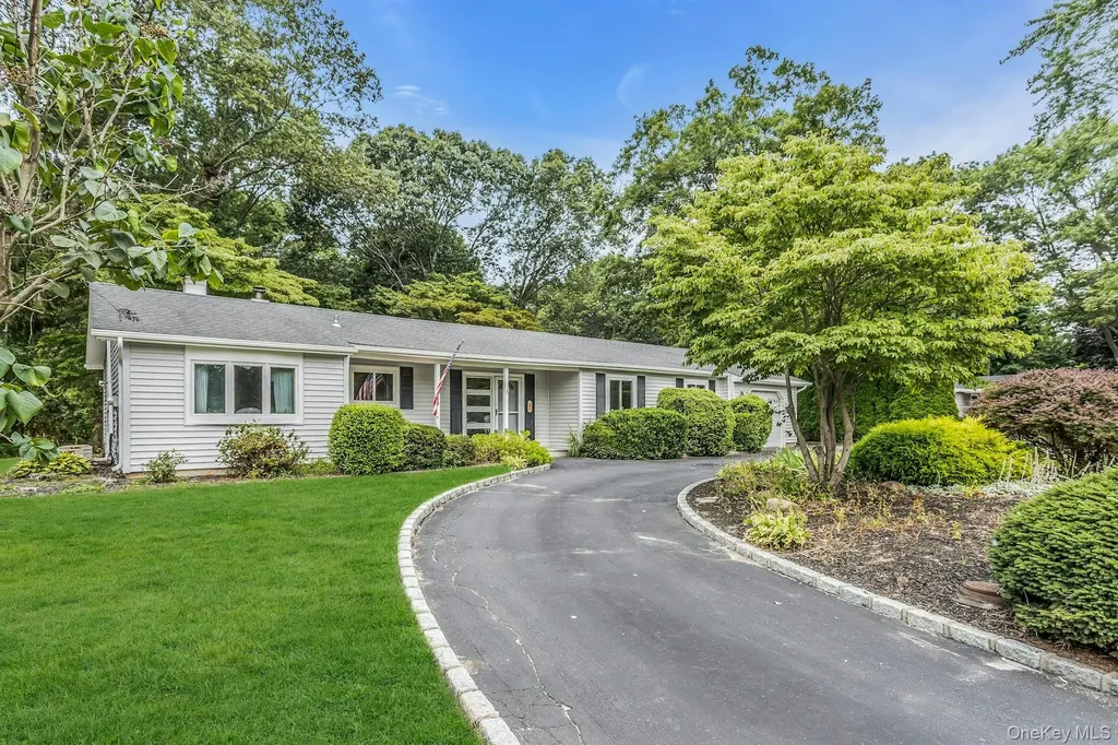 24 Blackfoot Trail Shoreham NY 11786