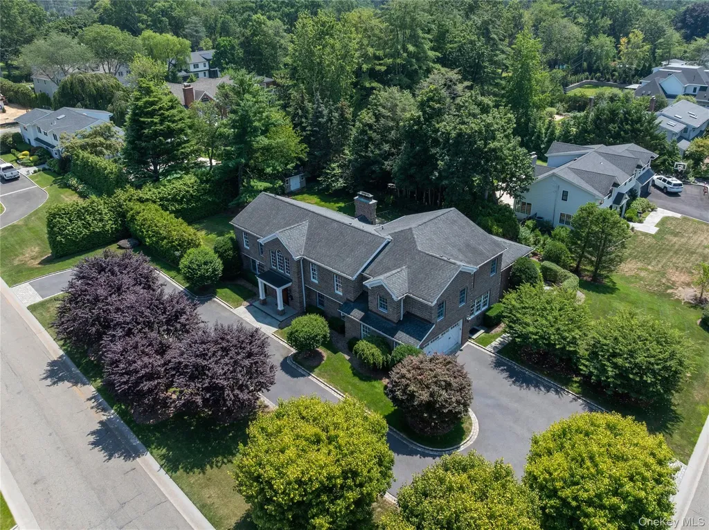 27 Hemlock Road Manhasset NY 11030