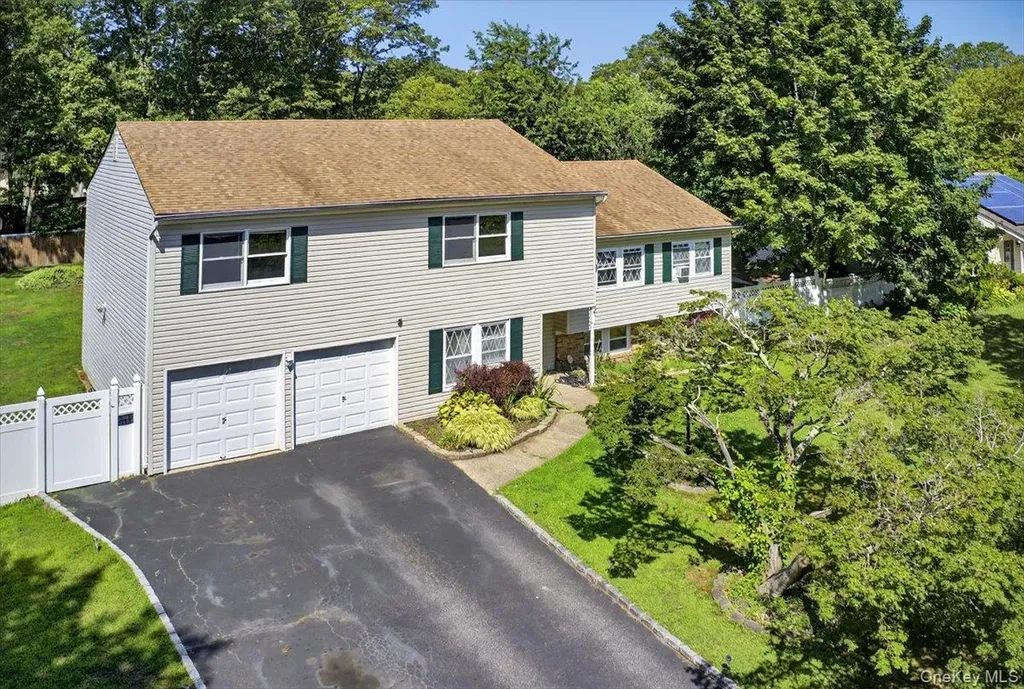 18 Sugarbush Lane Coram NY 11727