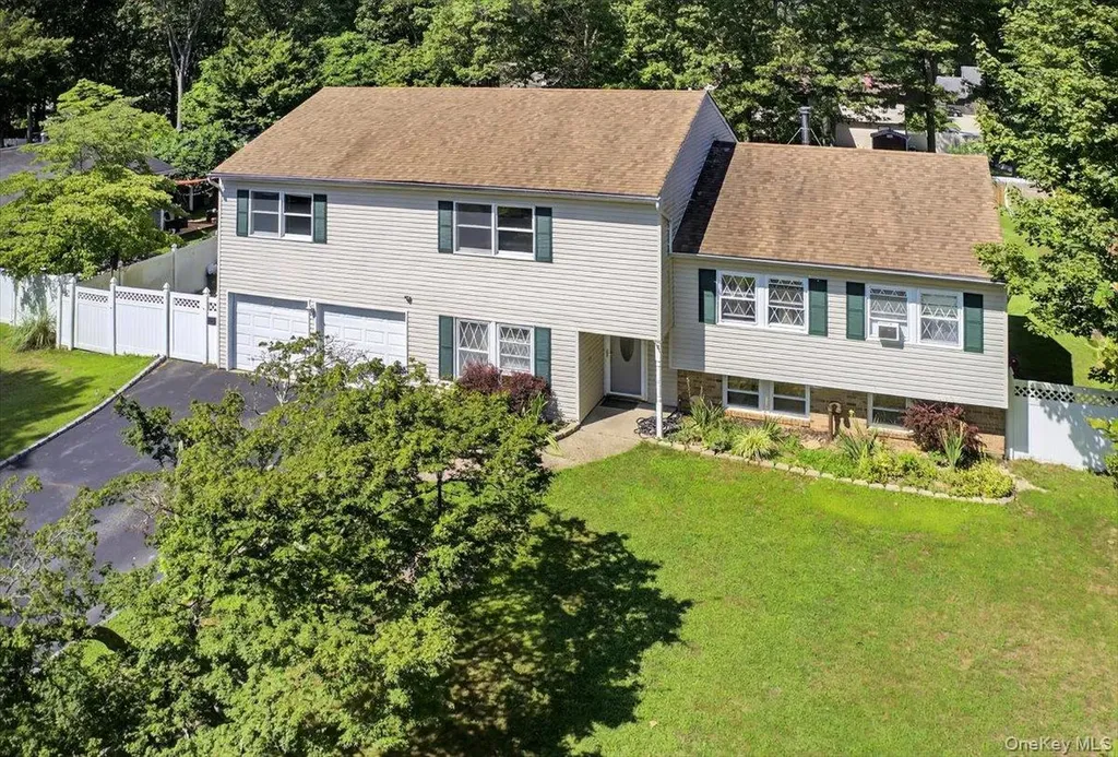 18 Sugarbush Lane Coram NY 11727