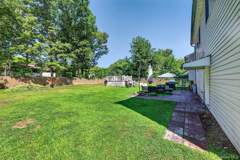 18 Sugarbush Lane Coram NY 11727
