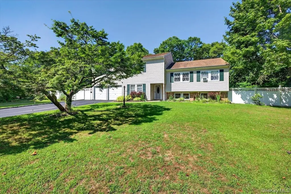18 Sugarbush Lane Coram NY 11727