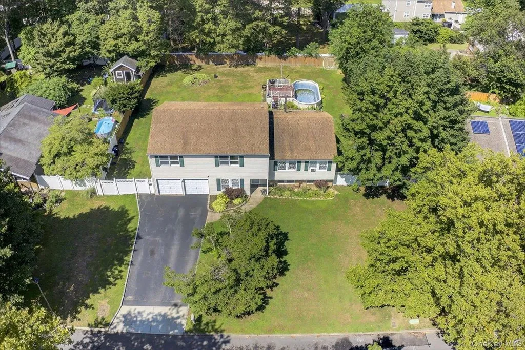 18 Sugarbush Lane Coram NY 11727