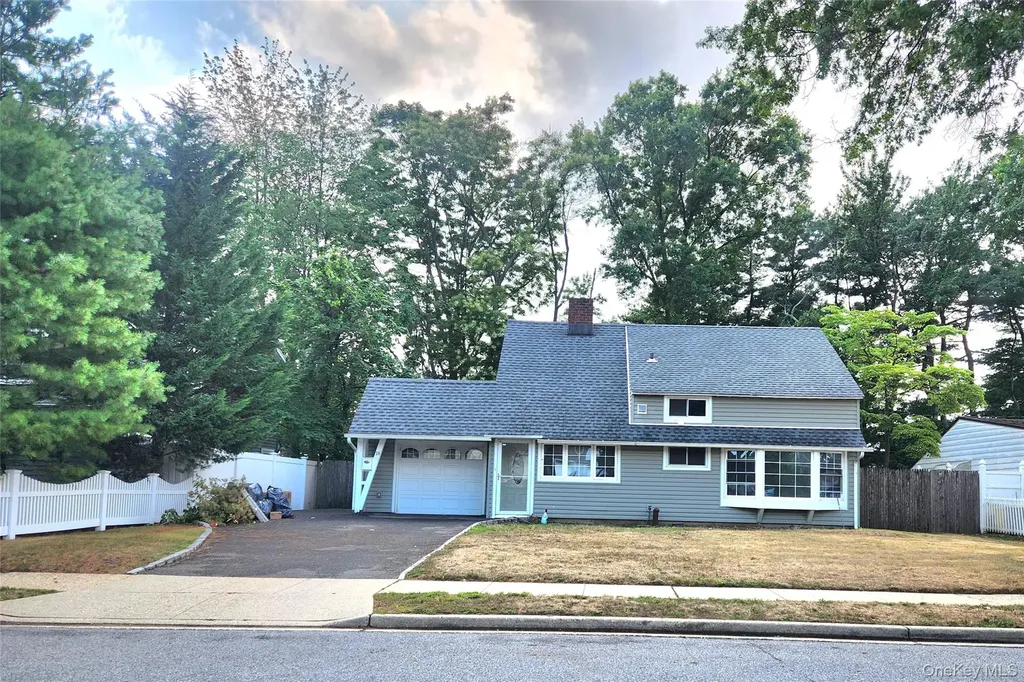 18 Bamboo Lane Hicksville NY 11801