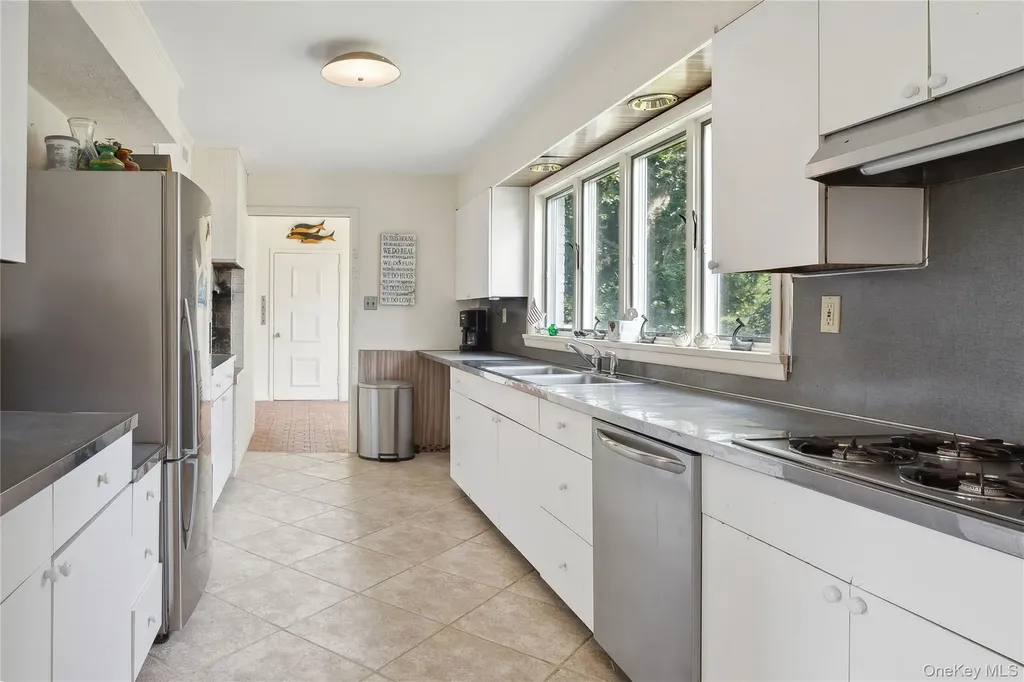 33 Beach Road Laurel NY 11948