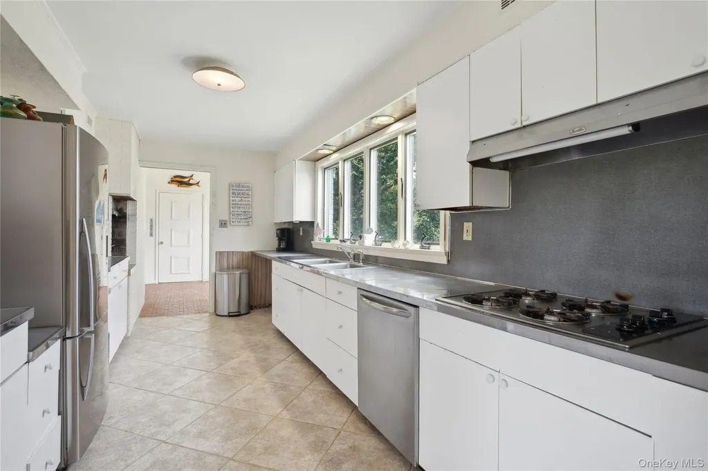 33 Beach Road Laurel NY 11948