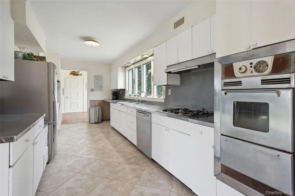 33 Beach Road Laurel NY 11948