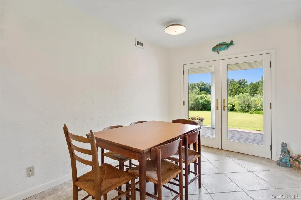 33 Beach Road Laurel NY 11948