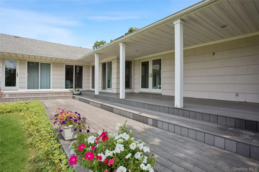 33 Beach Road Laurel NY 11948