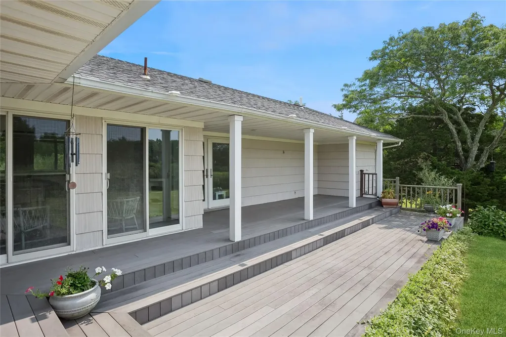 33 Beach Road Laurel NY 11948