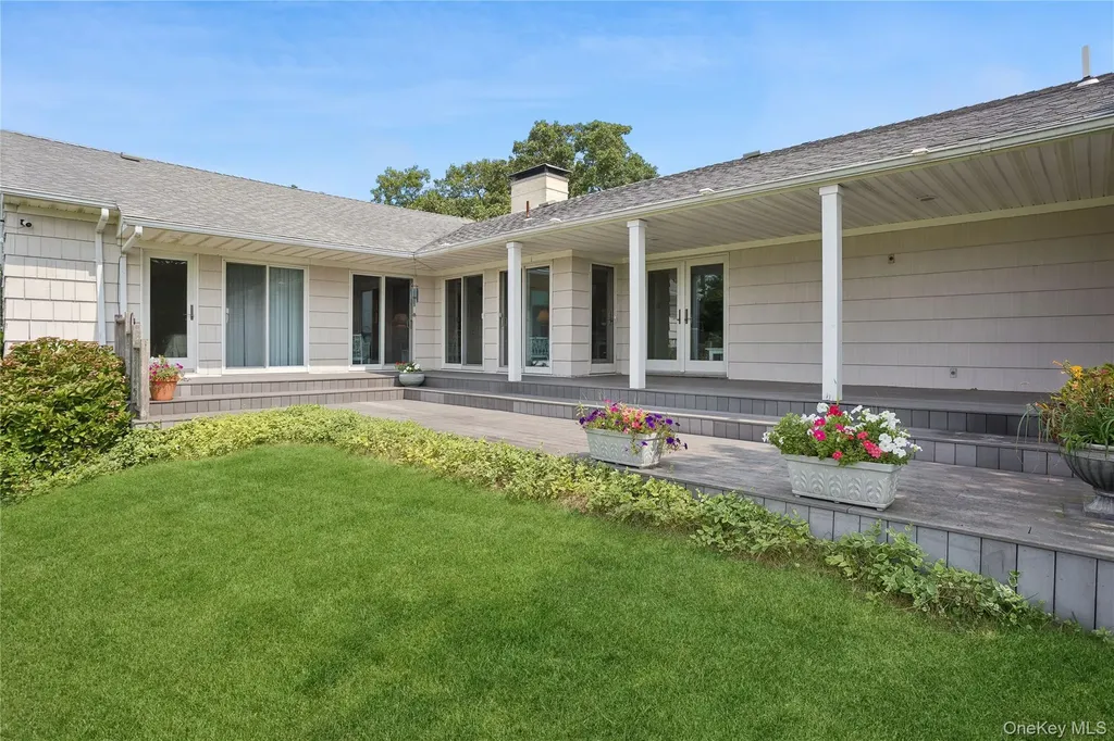 33 Beach Road Laurel NY 11948