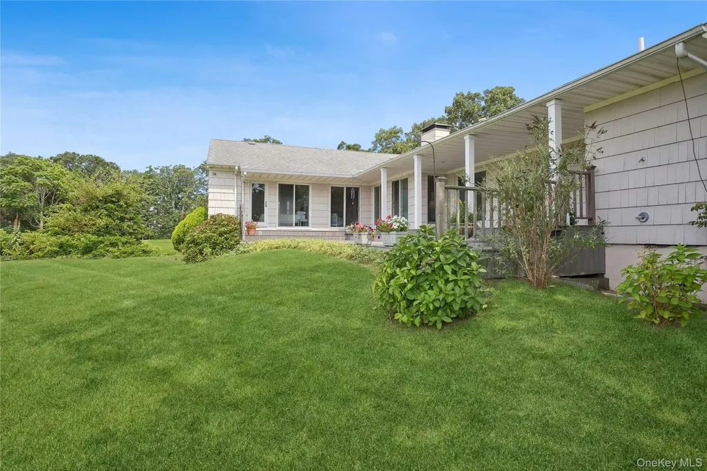 33 Beach Road Laurel NY 11948