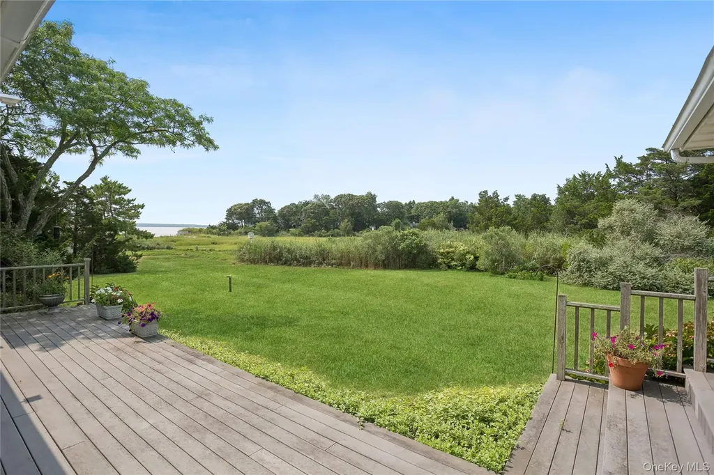 33 Beach Road Laurel NY 11948