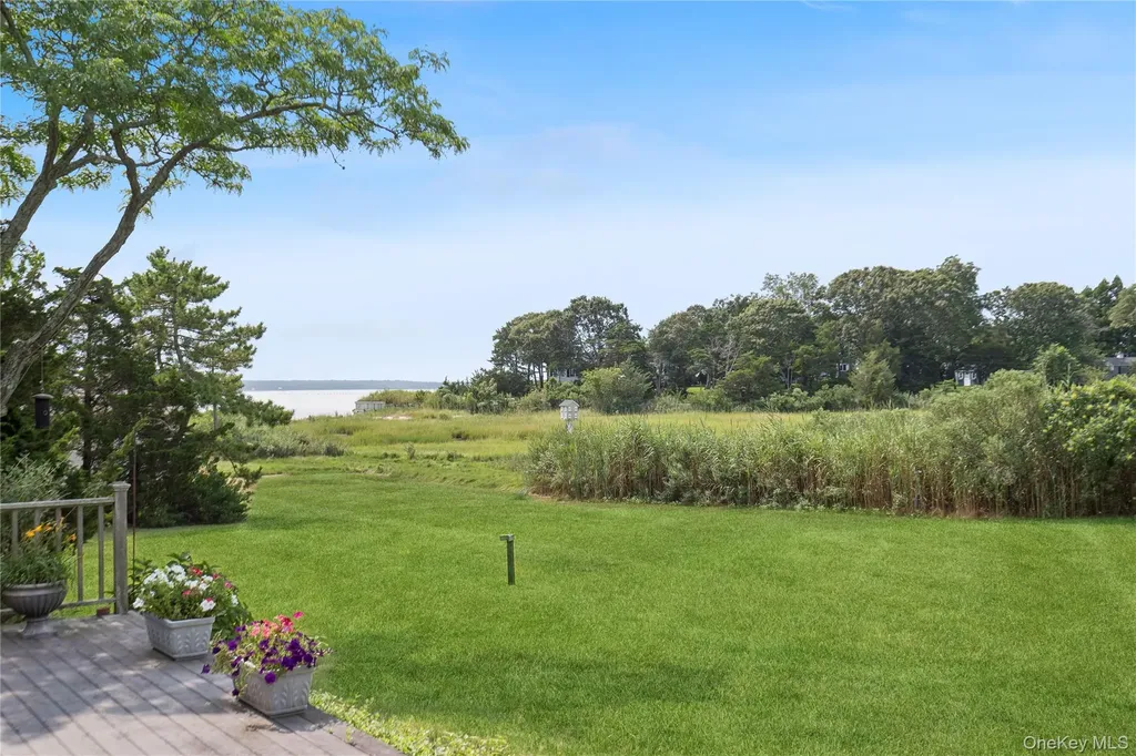 33 Beach Road Laurel NY 11948