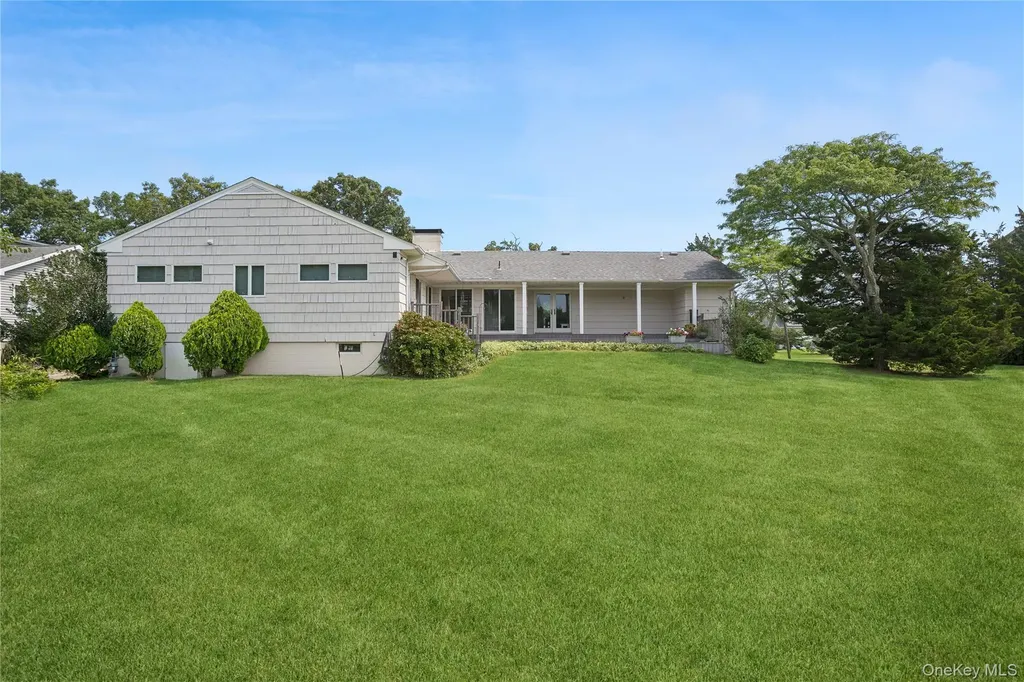 33 Beach Road Laurel NY 11948