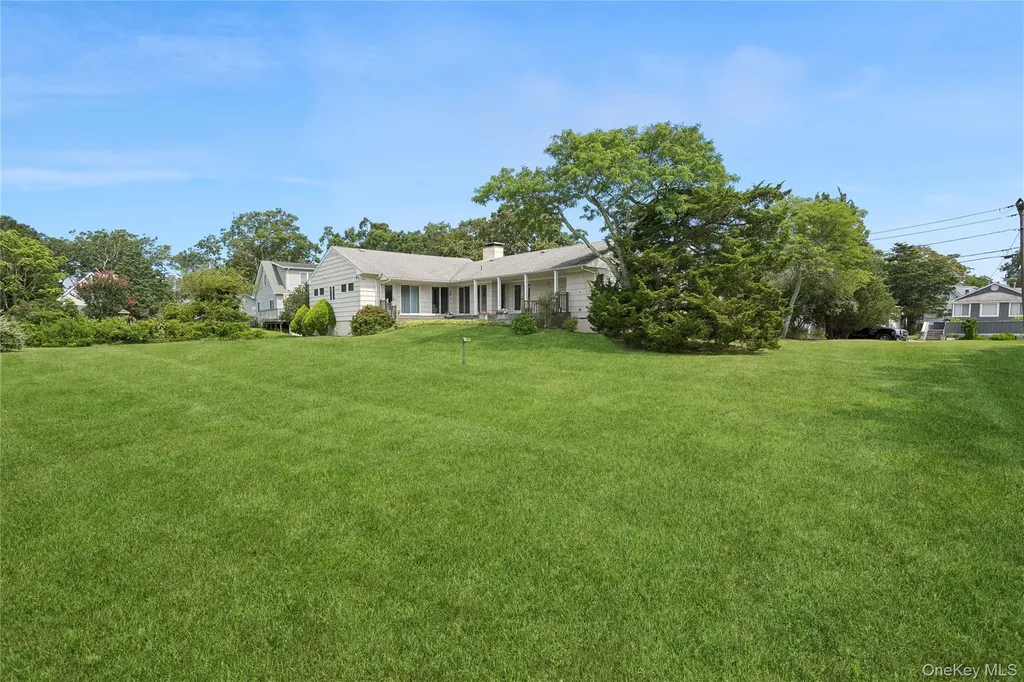 33 Beach Road Laurel NY 11948