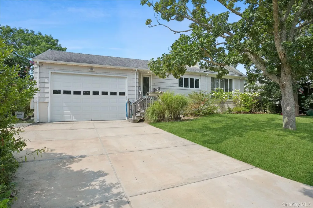 33 Beach Road Laurel NY 11948