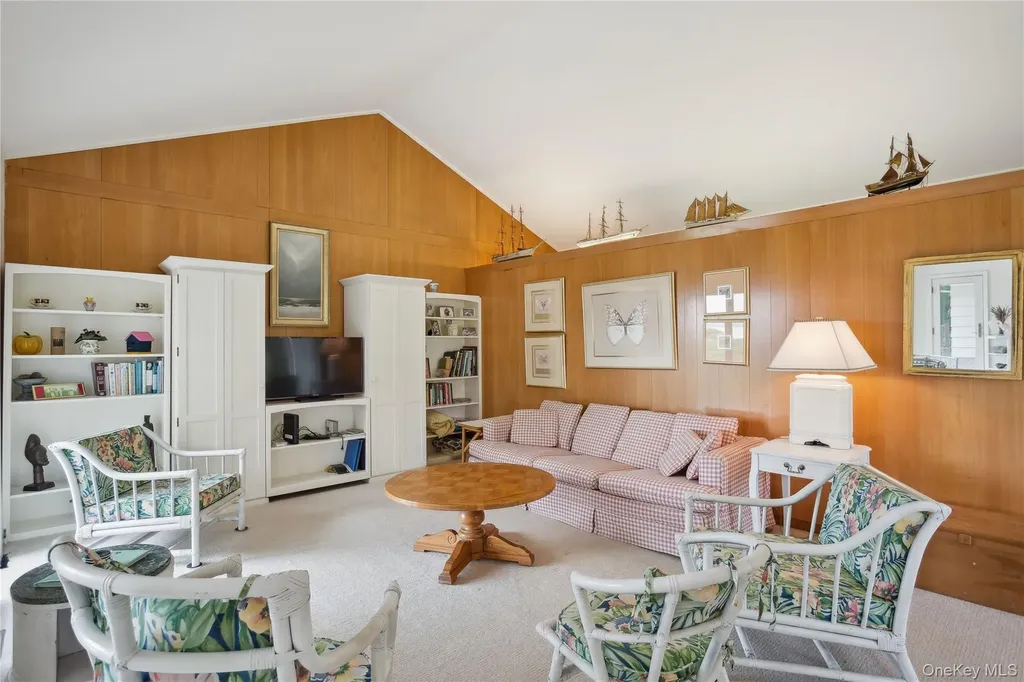 33 Beach Road Laurel NY 11948