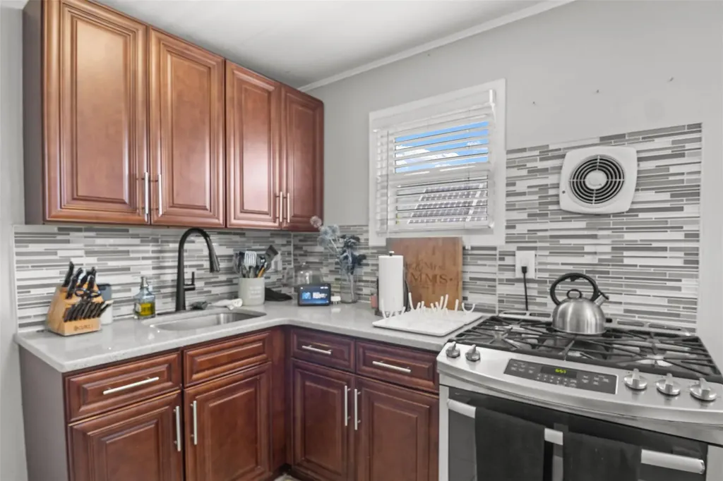 23915 147th Road Rosedale NY 11422