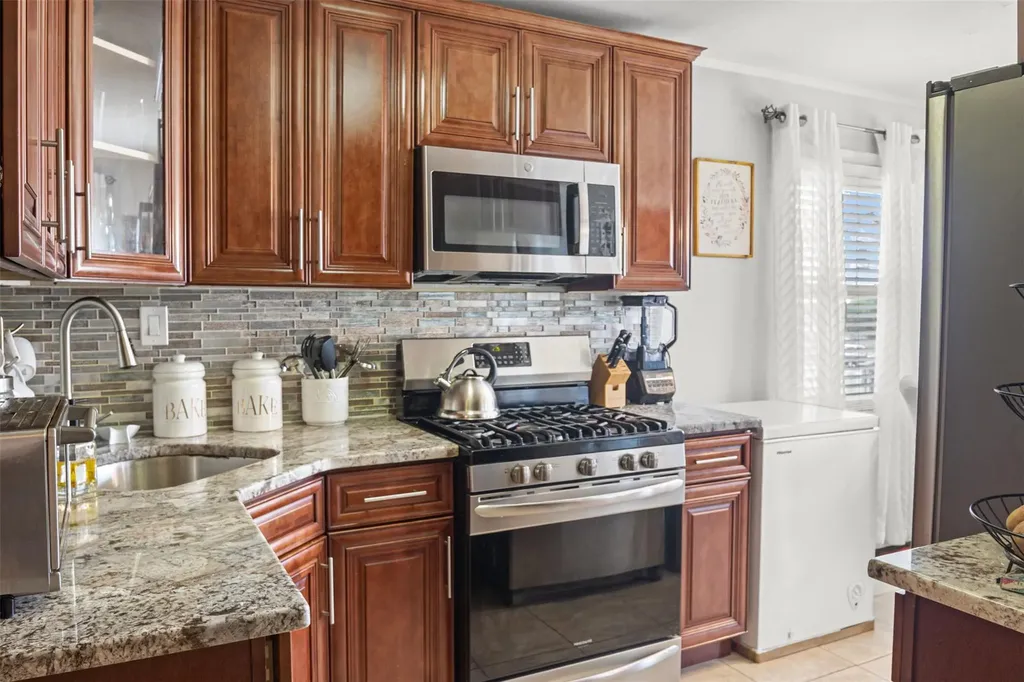 23915 147th Road Rosedale NY 11422