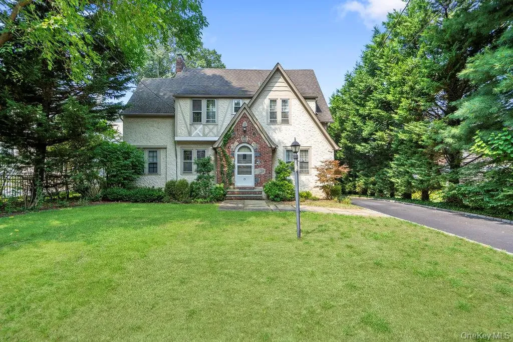 19 Elliot Road Great Neck NY 11021