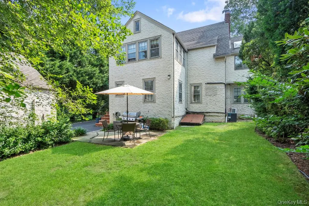 19 Elliot Road Great Neck NY 11021