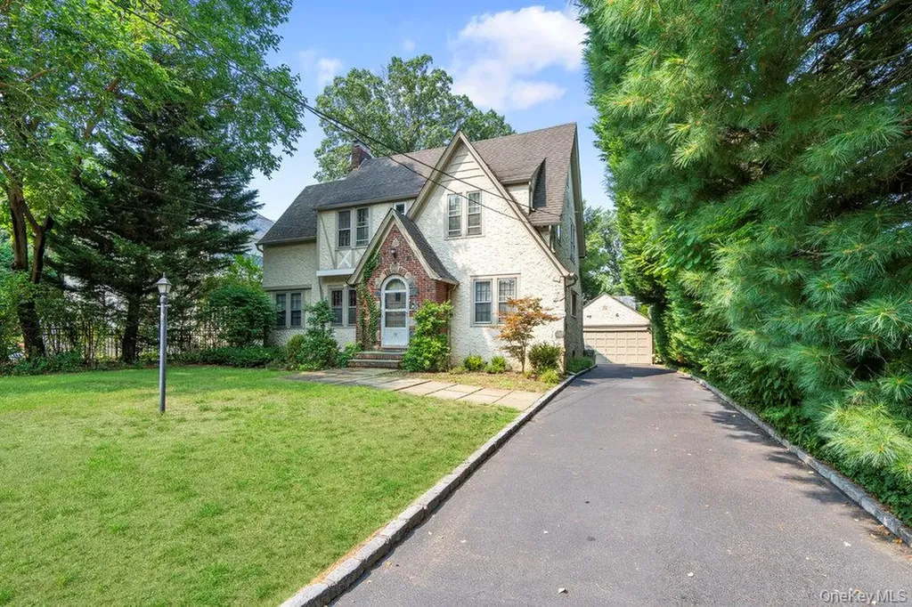 19 Elliot Road Great Neck NY 11021