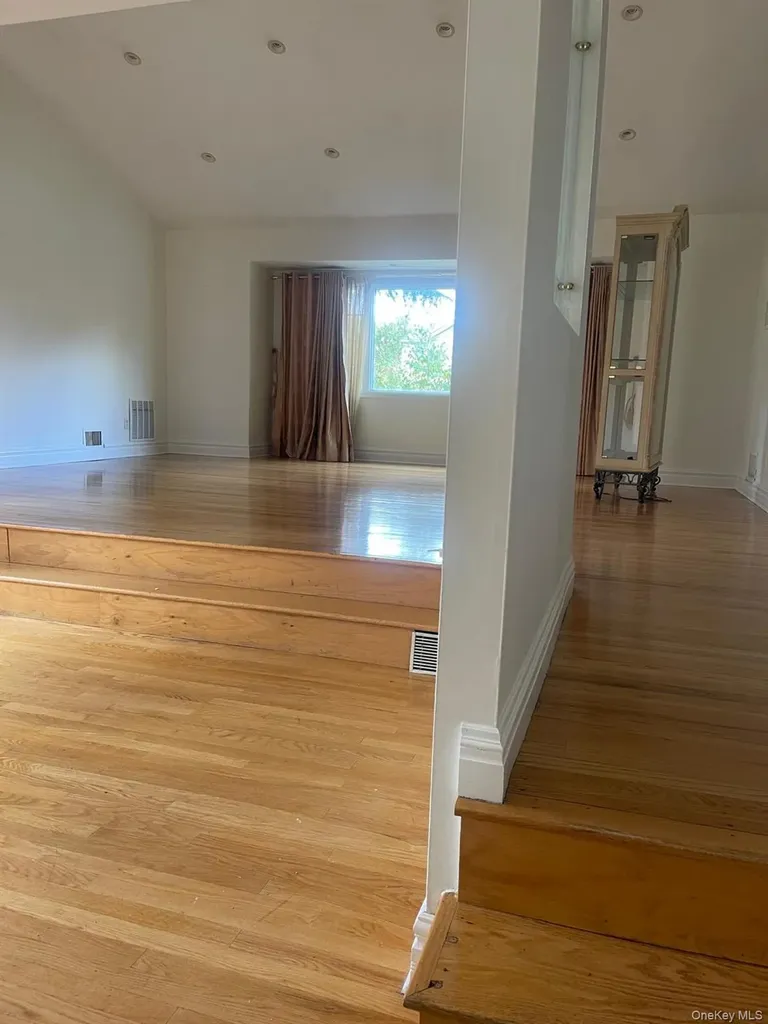 29 Bayberry Road Lawrence NY 11559