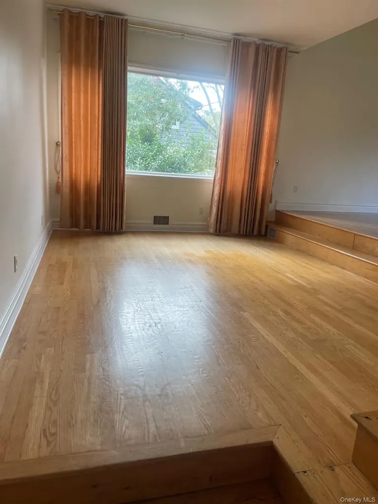 29 Bayberry Road Lawrence NY 11559