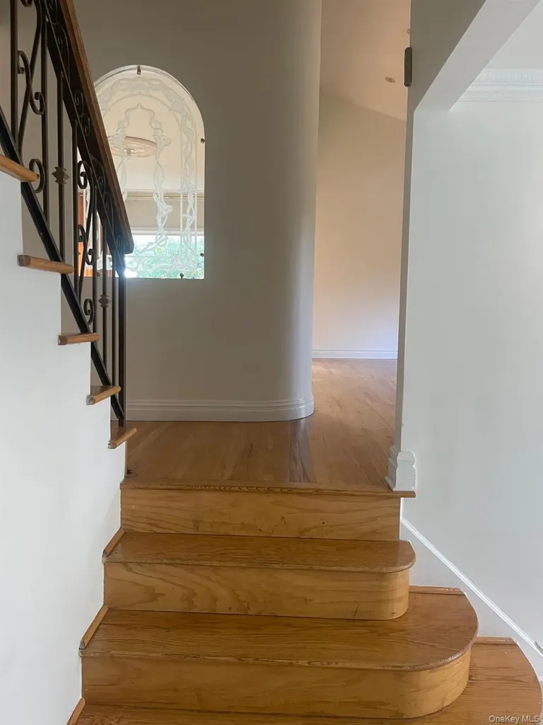 29 Bayberry Road Lawrence NY 11559
