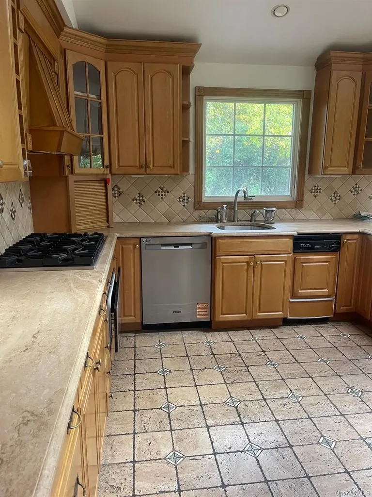 29 Bayberry Road Lawrence NY 11559