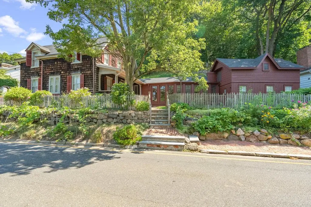 157 E Broadway Roslyn NY 11576