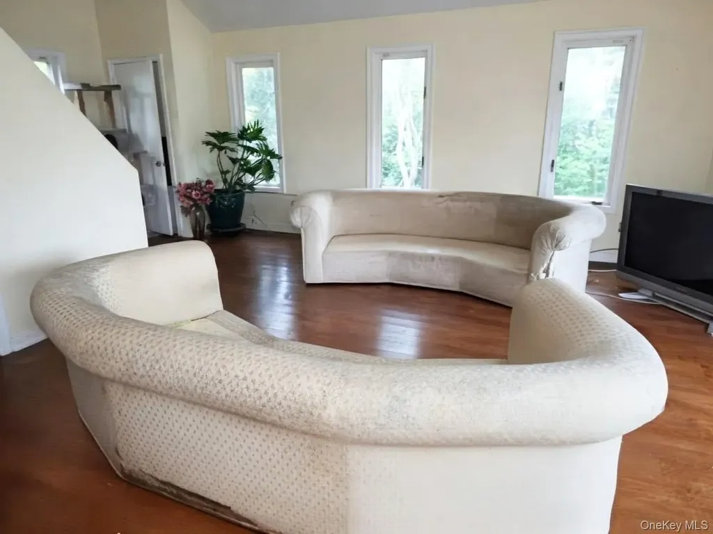 6 Bostwick Lane Old Westbury NY 11568