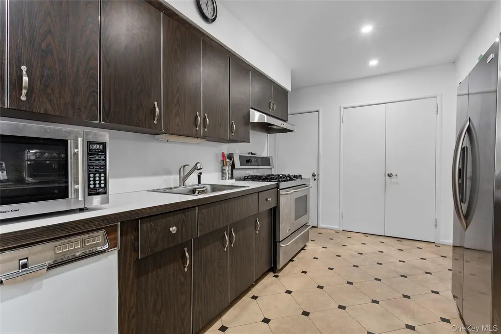 89 Parkview Place Malverne NY 11565