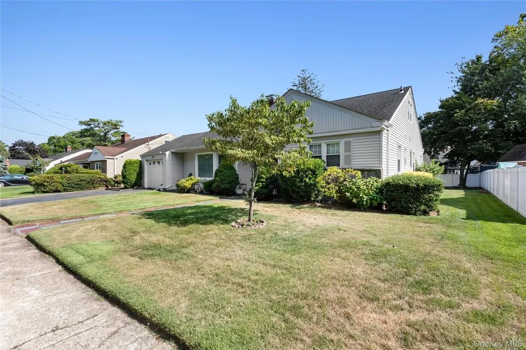 89 Parkview Place Malverne NY 11565