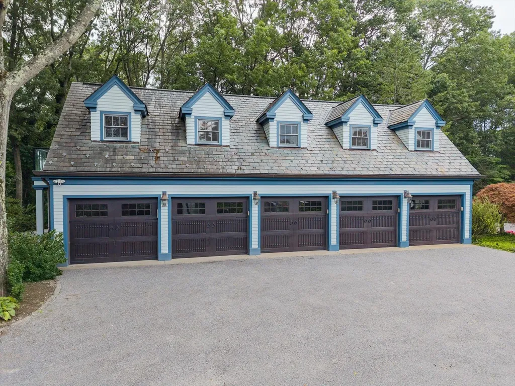 4 Clock Tower Lane Old Westbury NY 11568