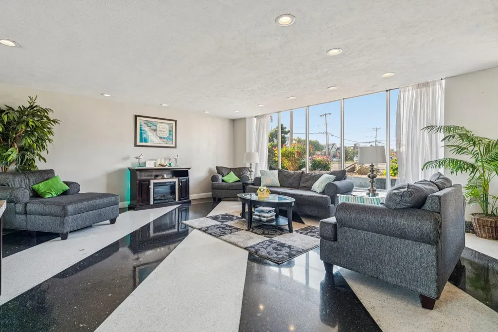 560 W Broadway Long Beach NY 11561