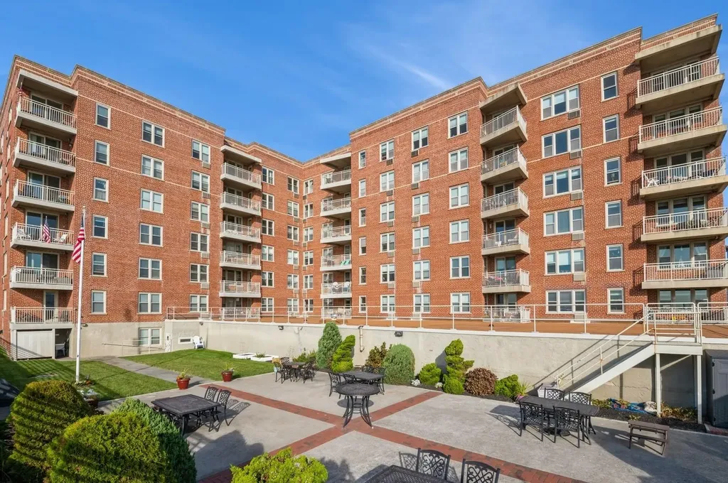 560 W Broadway Long Beach NY 11561