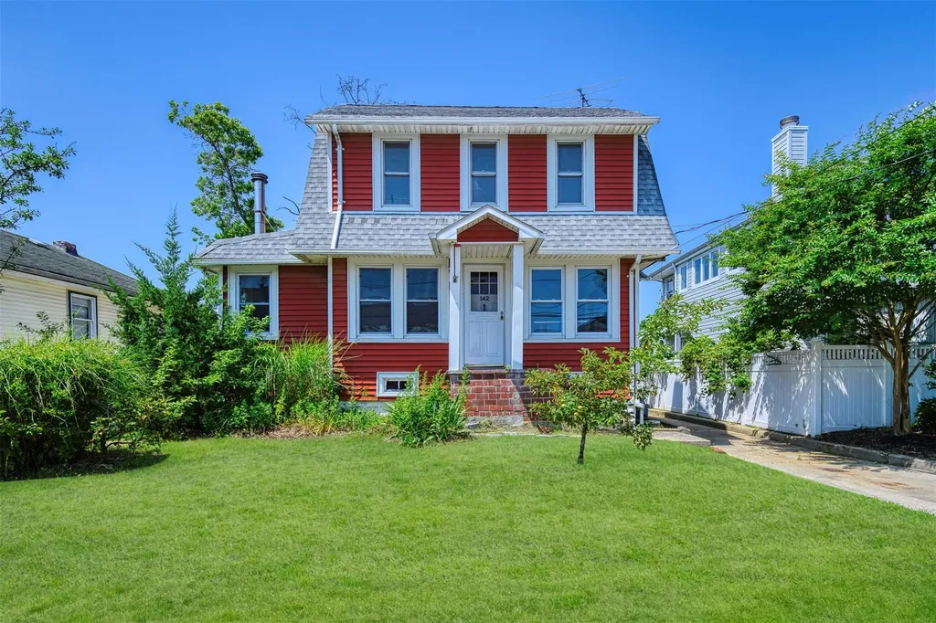 142 Gordon Place Freeport NY 11520