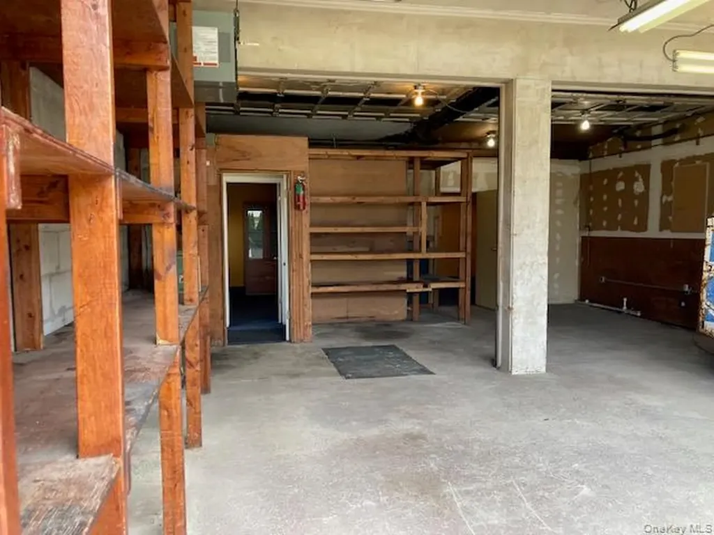 23 Skillman Street Roslyn NY 11576