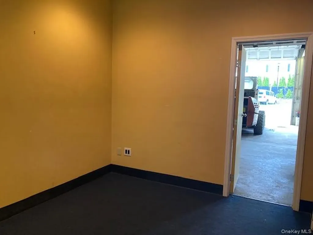 23 Skillman Street Roslyn NY 11576